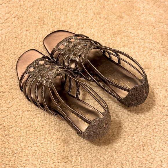 NIB New York Transit Women’s Special Gesture Dress Sandals Size 6M - Picture 2 of 9